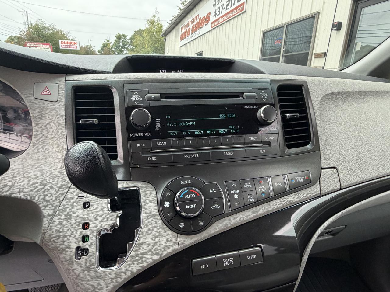 Toyota Sienna 5dr 7-Pass Van V6 LE AWD (Natl) 2014