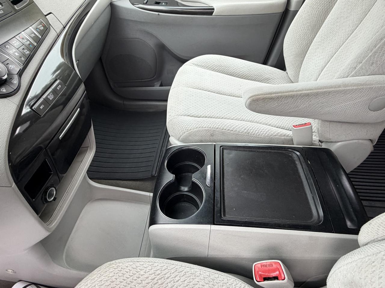 Toyota Sienna 5dr 7-Pass Van V6 LE AWD (Natl) 2014