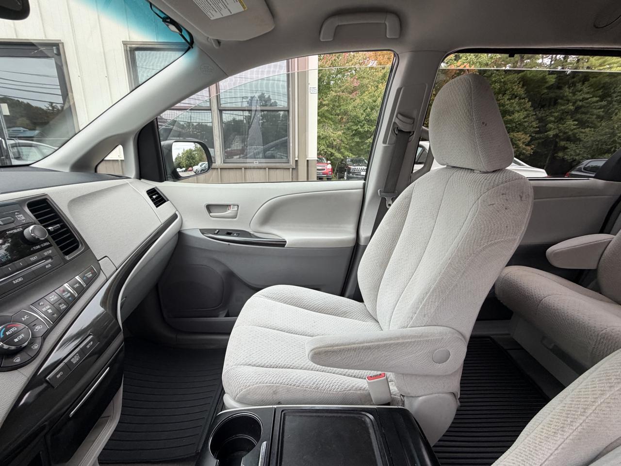 Toyota Sienna 5dr 7-Pass Van V6 LE AWD (Natl) 2014