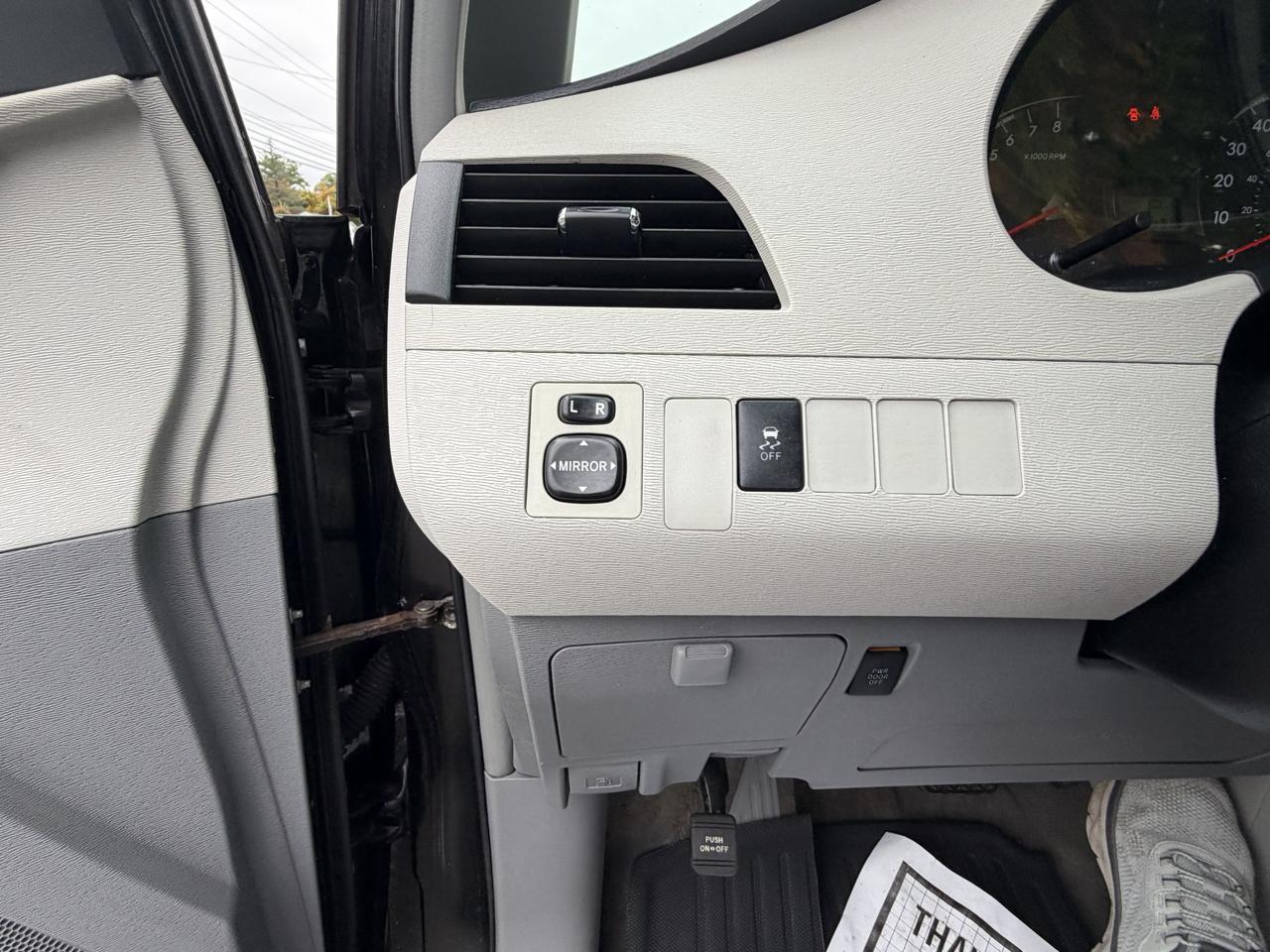 Toyota Sienna 5dr 7-Pass Van V6 LE AWD (Natl) 2014
