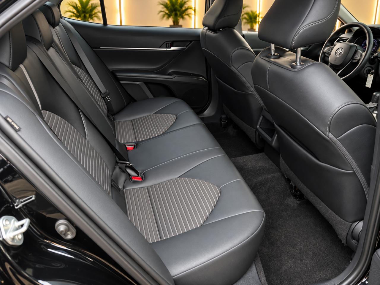 2021 Toyota Camry SE - Photo 8