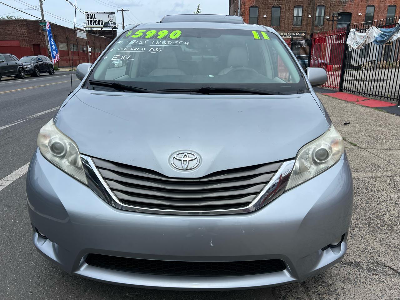 Toyota Sienna Limited 7-Pass V6 2011