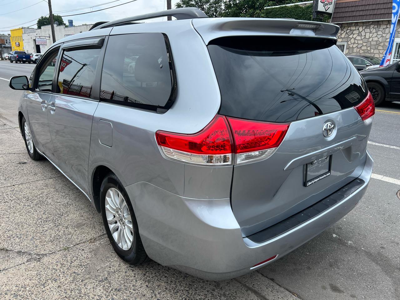 Toyota Sienna Limited 7-Pass V6 2011