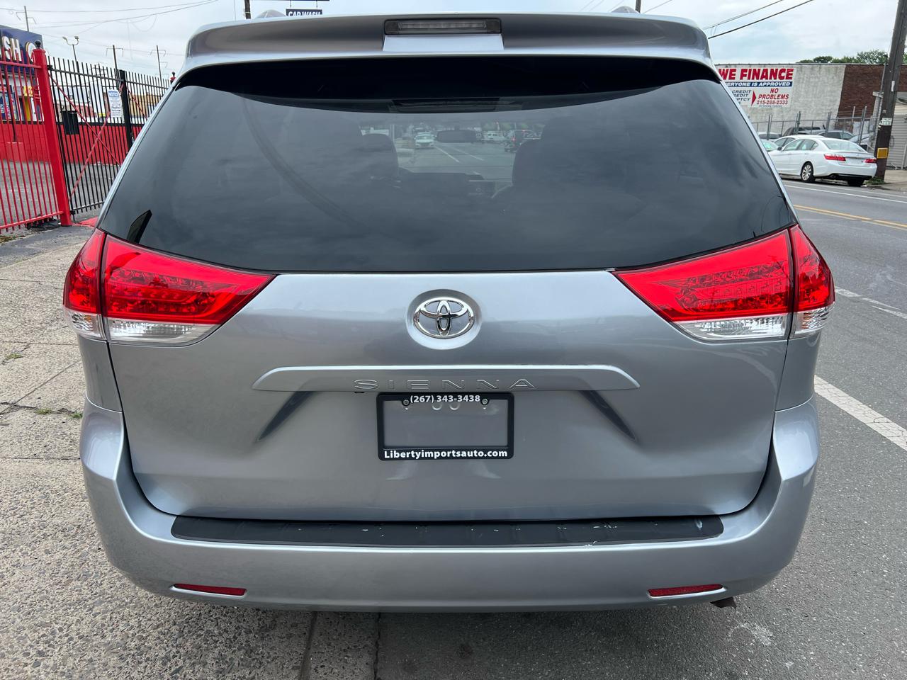 Toyota Sienna Limited 7-Pass V6 2011