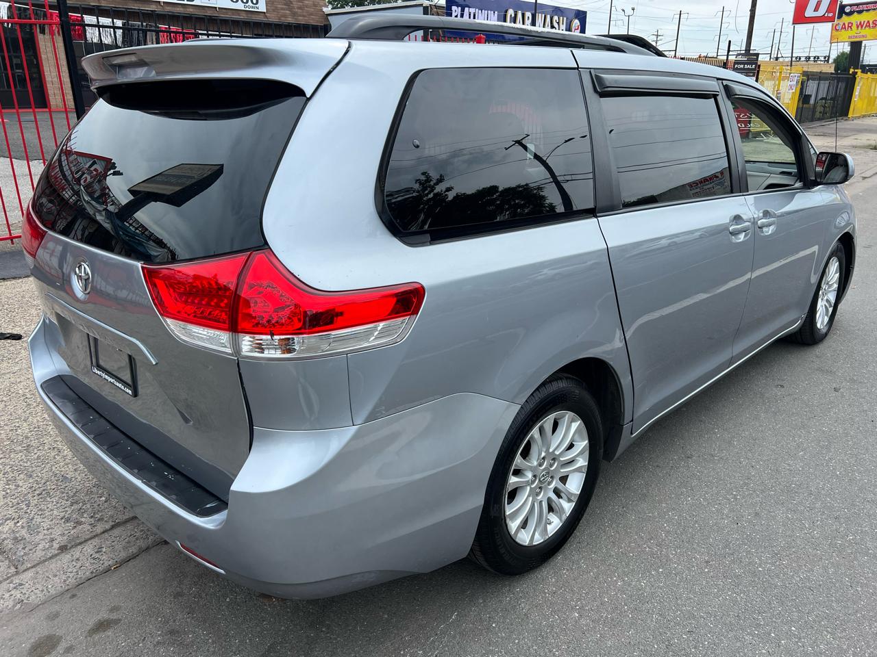Toyota Sienna Limited 7-Pass V6 2011