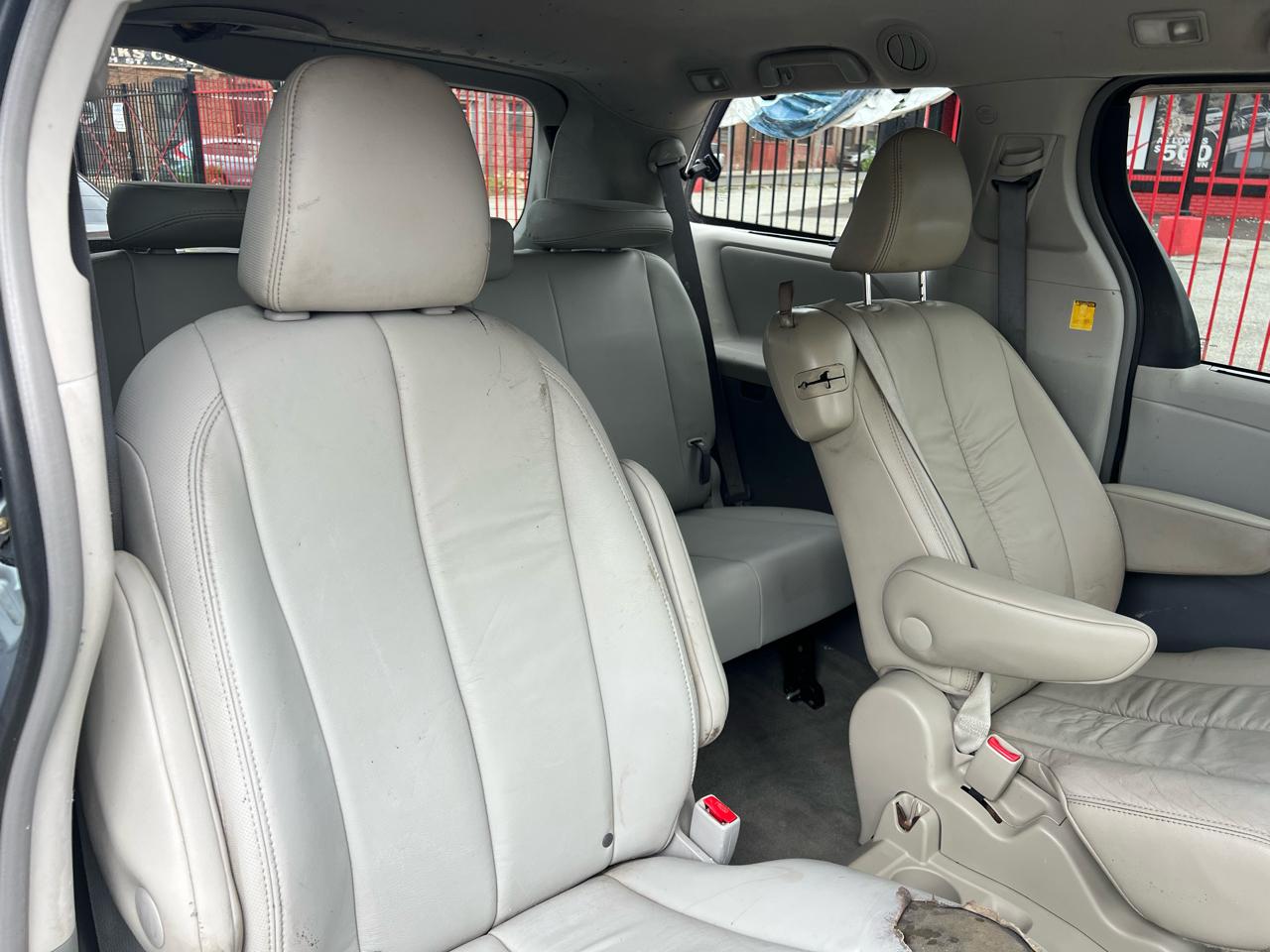 Toyota Sienna Limited 7-Pass V6 2011
