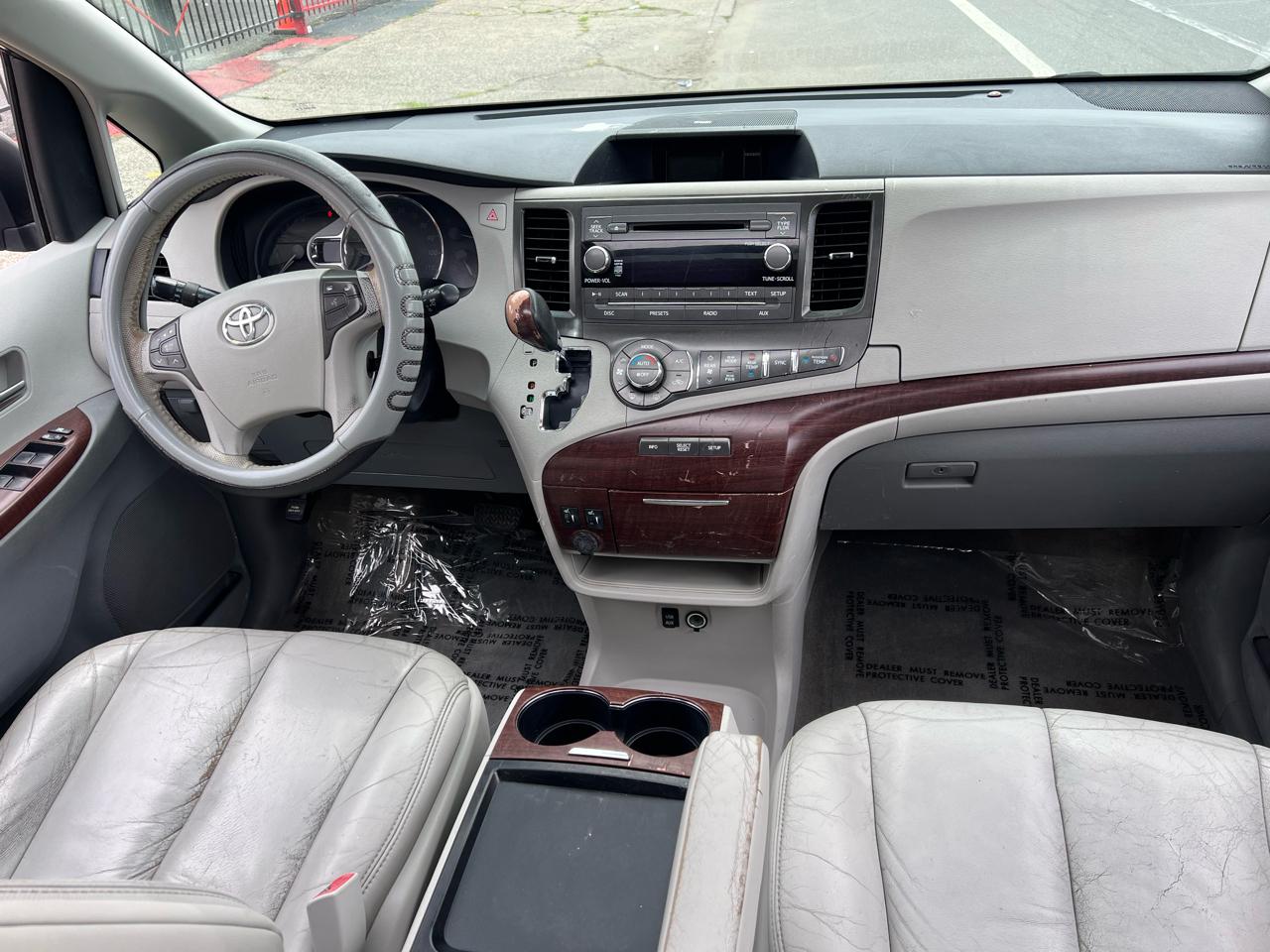 Toyota Sienna Limited 7-Pass V6 2011