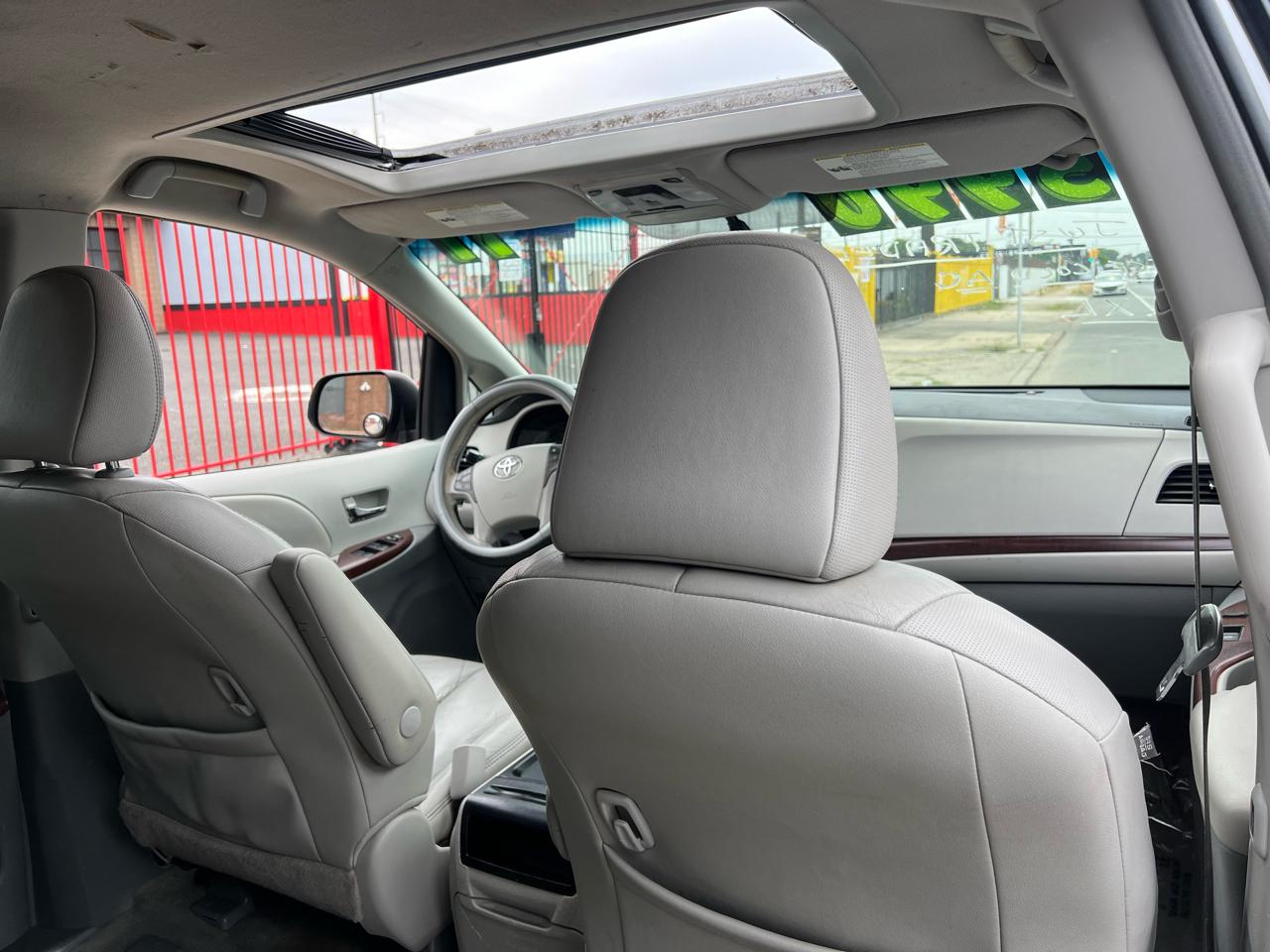 Toyota Sienna Limited 7-Pass V6 2011