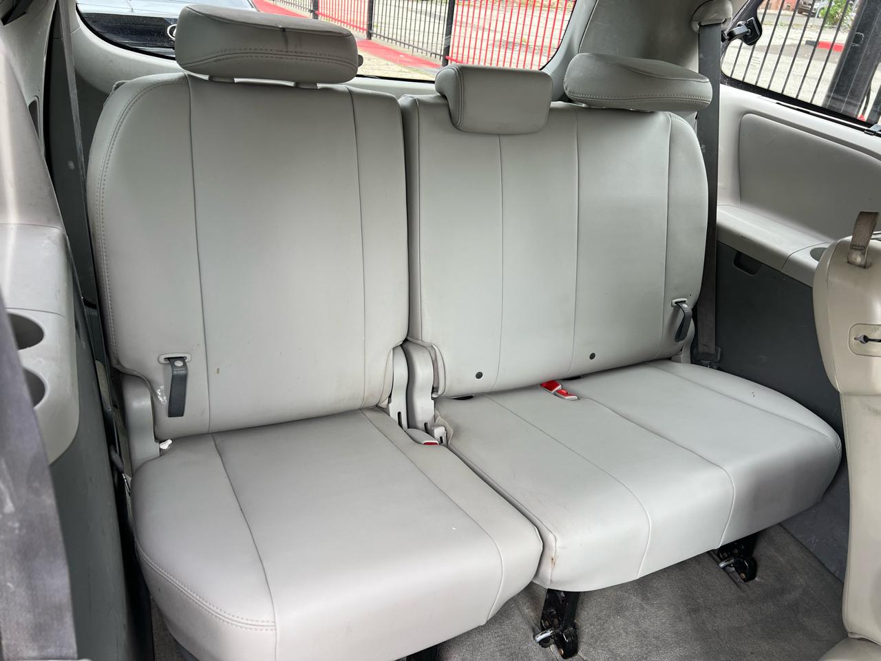 Toyota Sienna Limited 7-Pass V6 2011