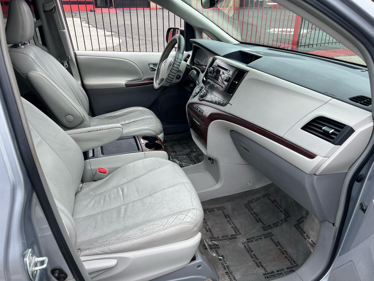 Toyota Sienna Limited 7-Pass V6 2011
