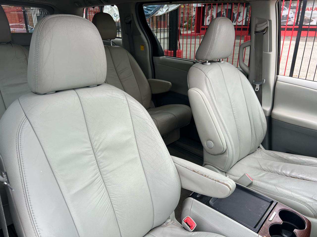 Toyota Sienna Limited 7-Pass V6 2011
