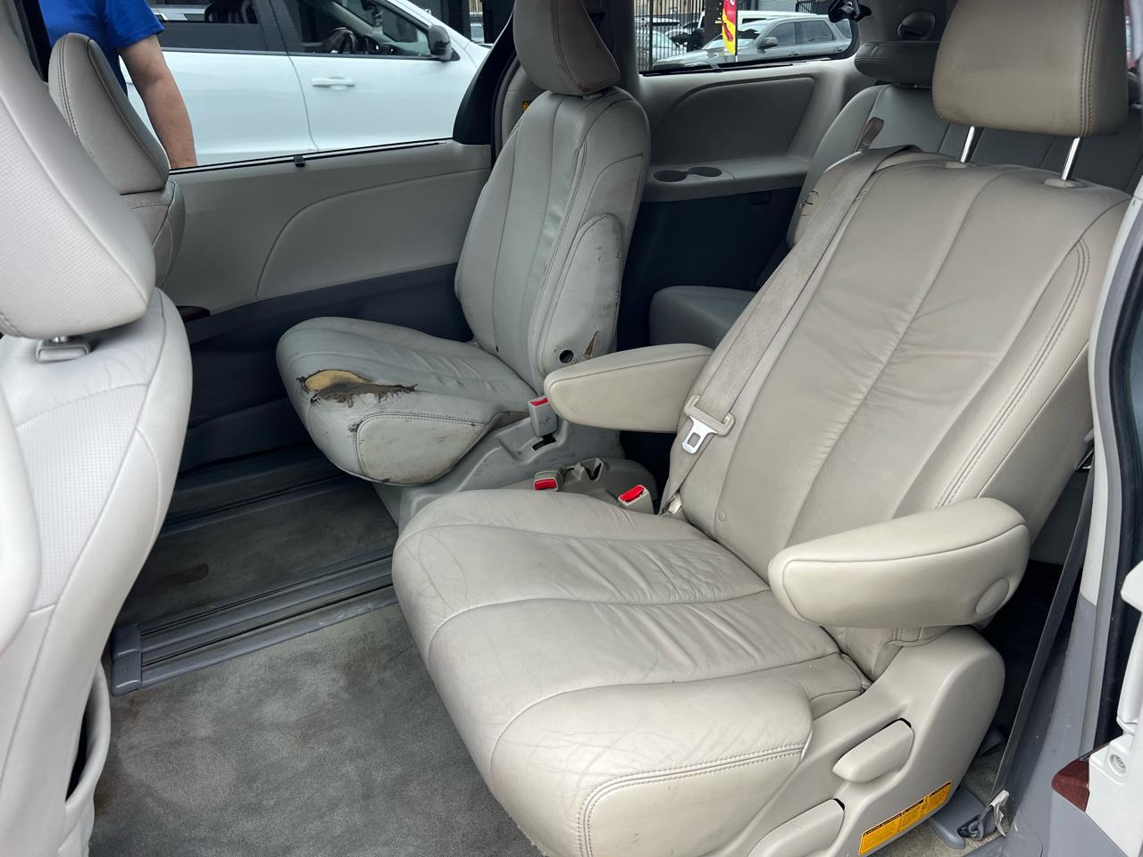 Toyota Sienna Limited 7-Pass V6 2011