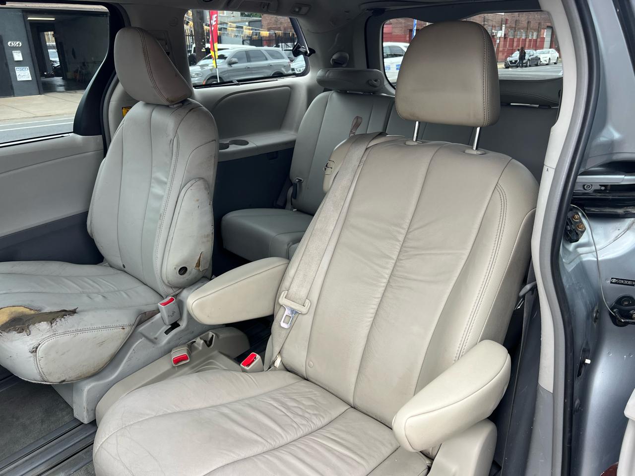 Toyota Sienna Limited 7-Pass V6 2011