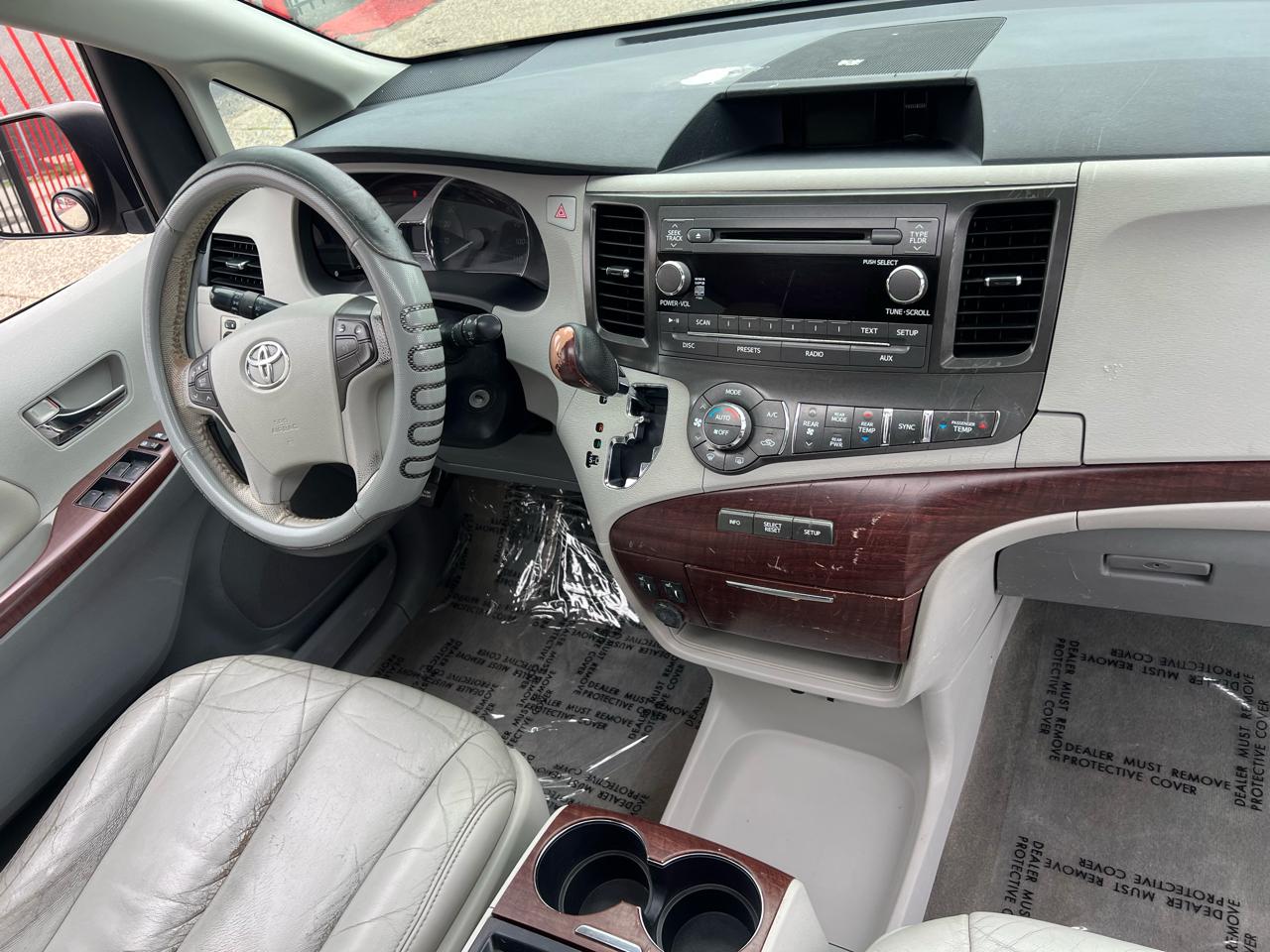 Toyota Sienna Limited 7-Pass V6 2011