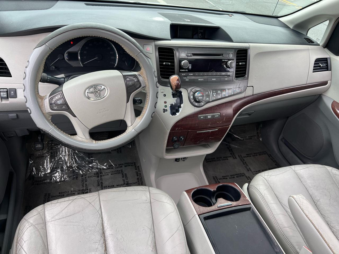 Toyota Sienna Limited 7-Pass V6 2011