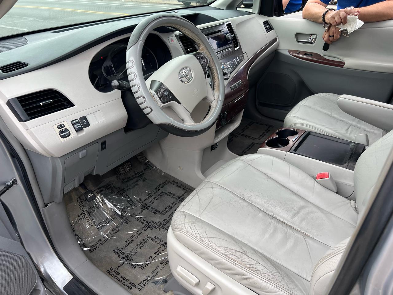 Toyota Sienna Limited 7-Pass V6 2011