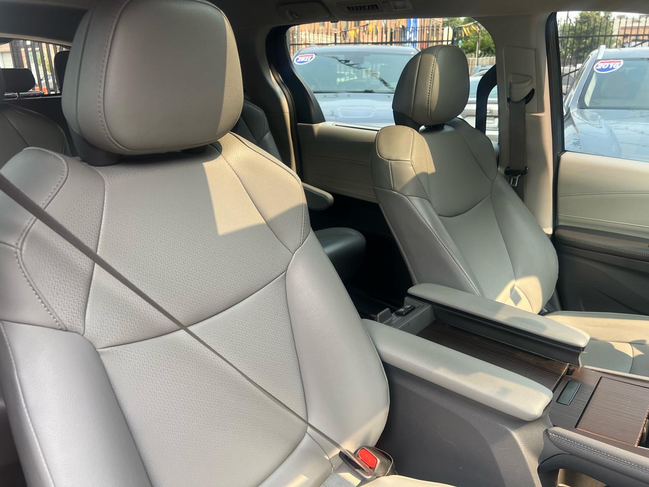 Toyota Sienna XLE 7-Passenger AWD 2022