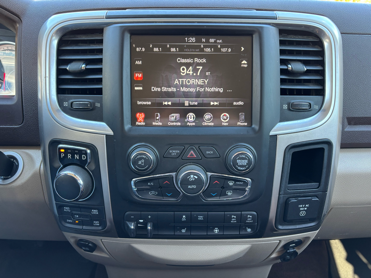 RAM 1500 Big Horn 4x4 Crew Cab 5'7" Box 2017 RAM 1500 Big Horn 4x4 Crew Cab 5'7" Box 2017