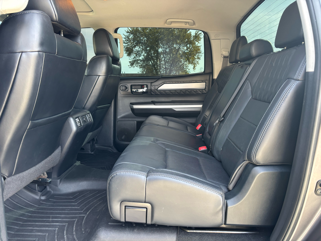 Toyota Tundra 4WD Platinum CrewMax 5.5' Bed 5.7L (Natl) 2017 Toyota Tundra 4WD Platinum CrewMax 5.5' Bed 5.7L (Natl) 2017