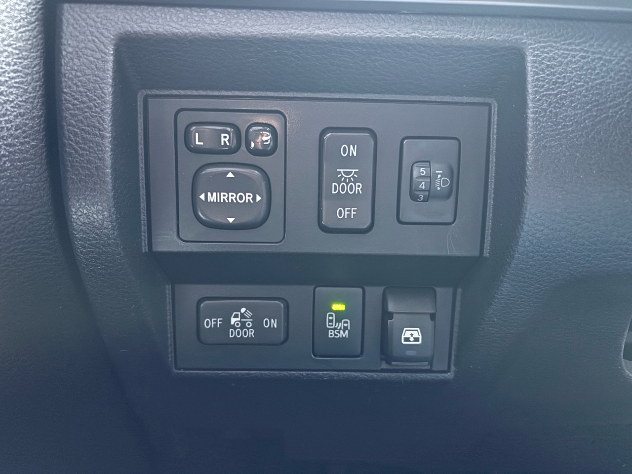 Toyota Tundra 4WD Platinum CrewMax 5.5' Bed 5.7L (Natl) 2017 Toyota Tundra 4WD Platinum CrewMax 5.5' Bed 5.7L (Natl) 2017