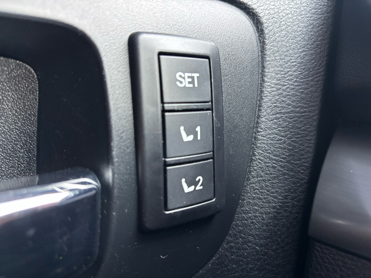 Toyota Tundra 4WD Platinum CrewMax 5.5' Bed 5.7L (Natl) 2017 Toyota Tundra 4WD Platinum CrewMax 5.5' Bed 5.7L (Natl) 2017