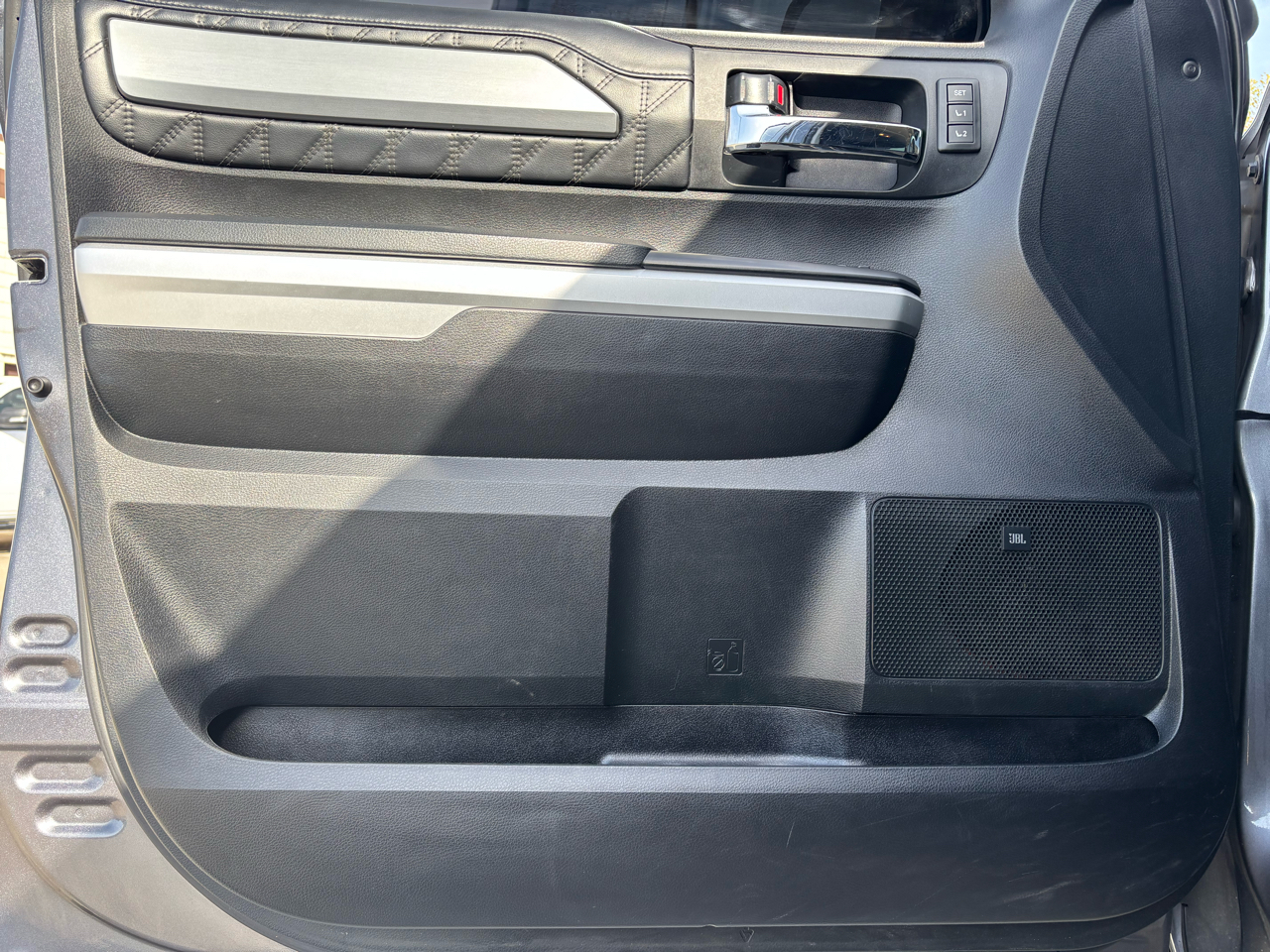 Toyota Tundra 4WD Platinum CrewMax 5.5' Bed 5.7L (Natl) 2017 Toyota Tundra 4WD Platinum CrewMax 5.5' Bed 5.7L (Natl) 2017