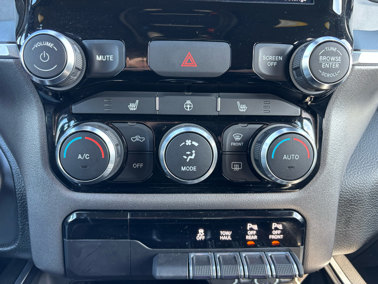 RAM 1500 Big Horn 4x4 Crew Cab 5'7" Box 2020 RAM 1500 Big Horn 4x4 Crew Cab 5'7" Box 2020