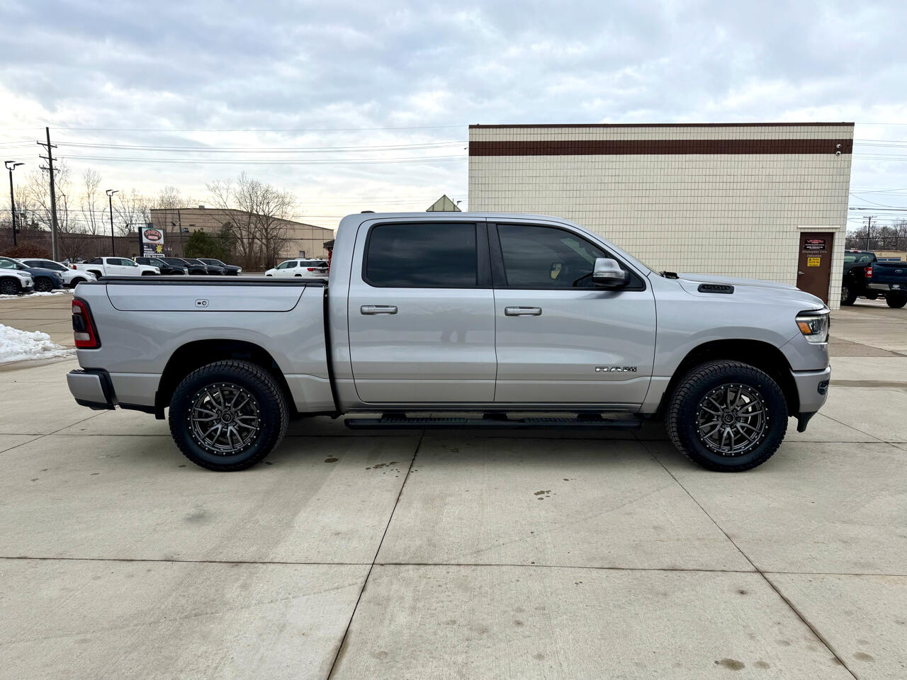 RAM 1500 Big Horn 4x4 Crew Cab 5'7" Box 2020