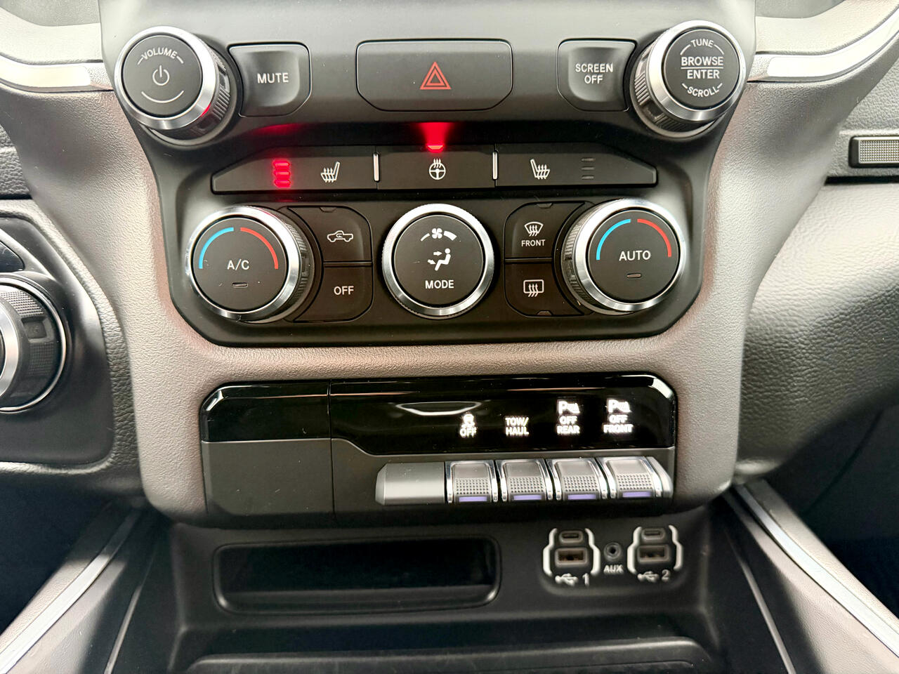 RAM 1500 Big Horn 4x4 Crew Cab 5'7" Box 2020