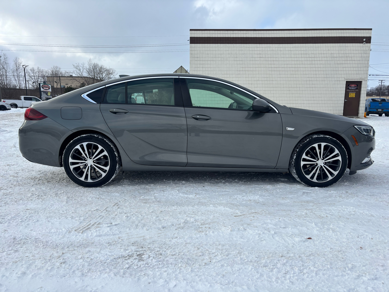 Buick Regal Sportback 4dr Sdn Essence FWD 2019
