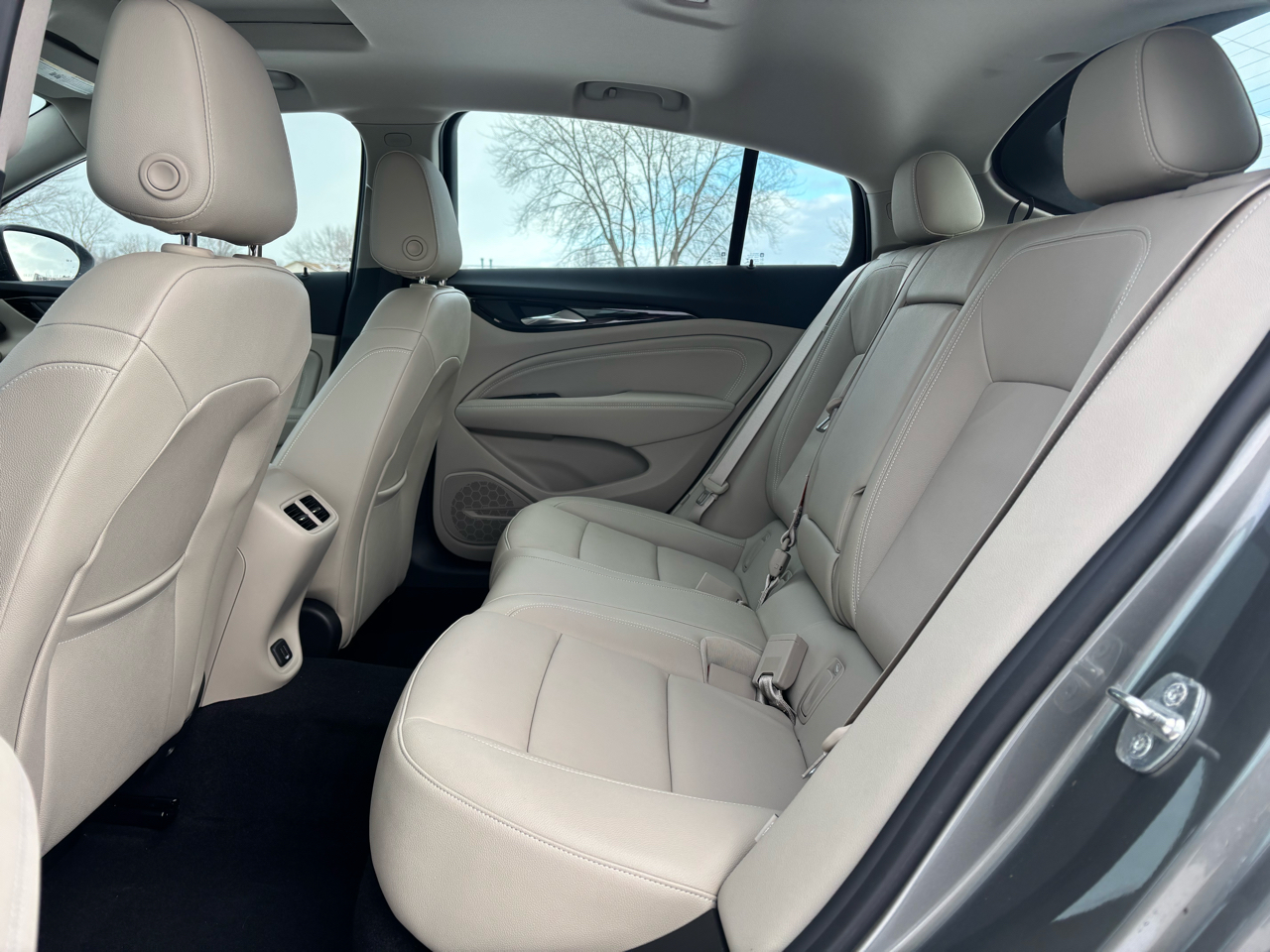 Buick Regal Sportback 4dr Sdn Essence FWD 2019