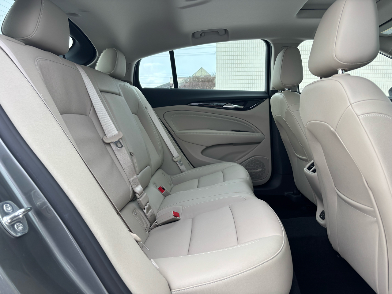 Buick Regal Sportback 4dr Sdn Essence FWD 2019