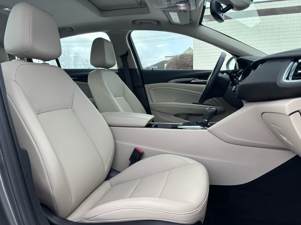 Buick Regal Sportback 4dr Sdn Essence FWD 2019