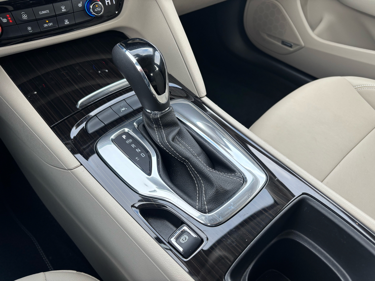 Buick Regal Sportback 4dr Sdn Essence FWD 2019