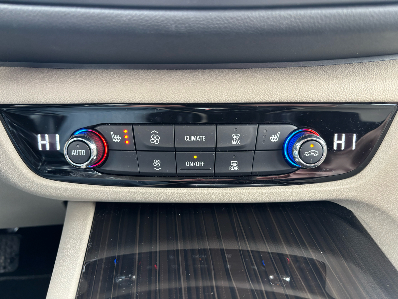 Buick Regal Sportback 4dr Sdn Essence FWD 2019