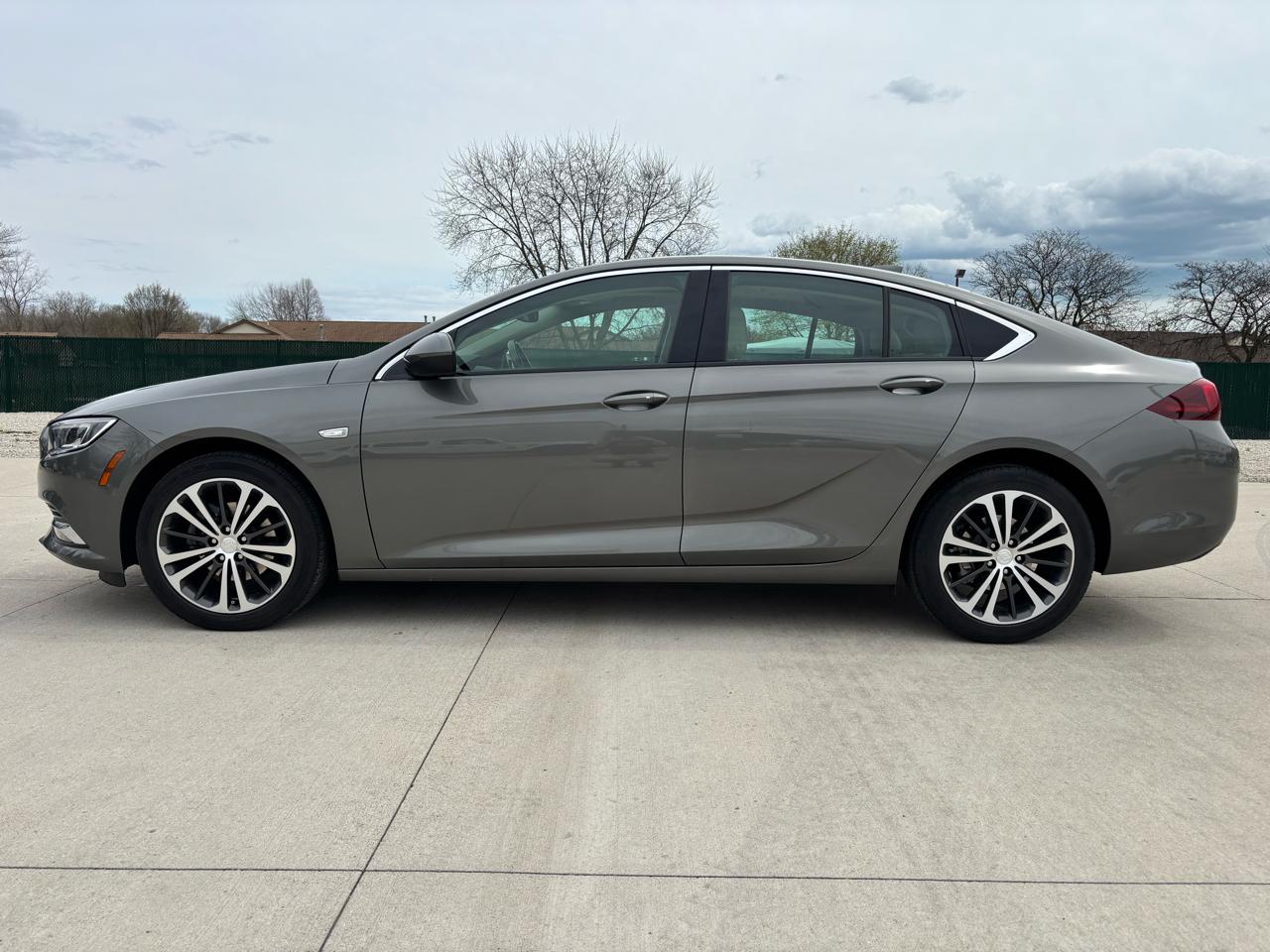 Buick Regal Sportback 4dr Sdn Essence FWD 2019