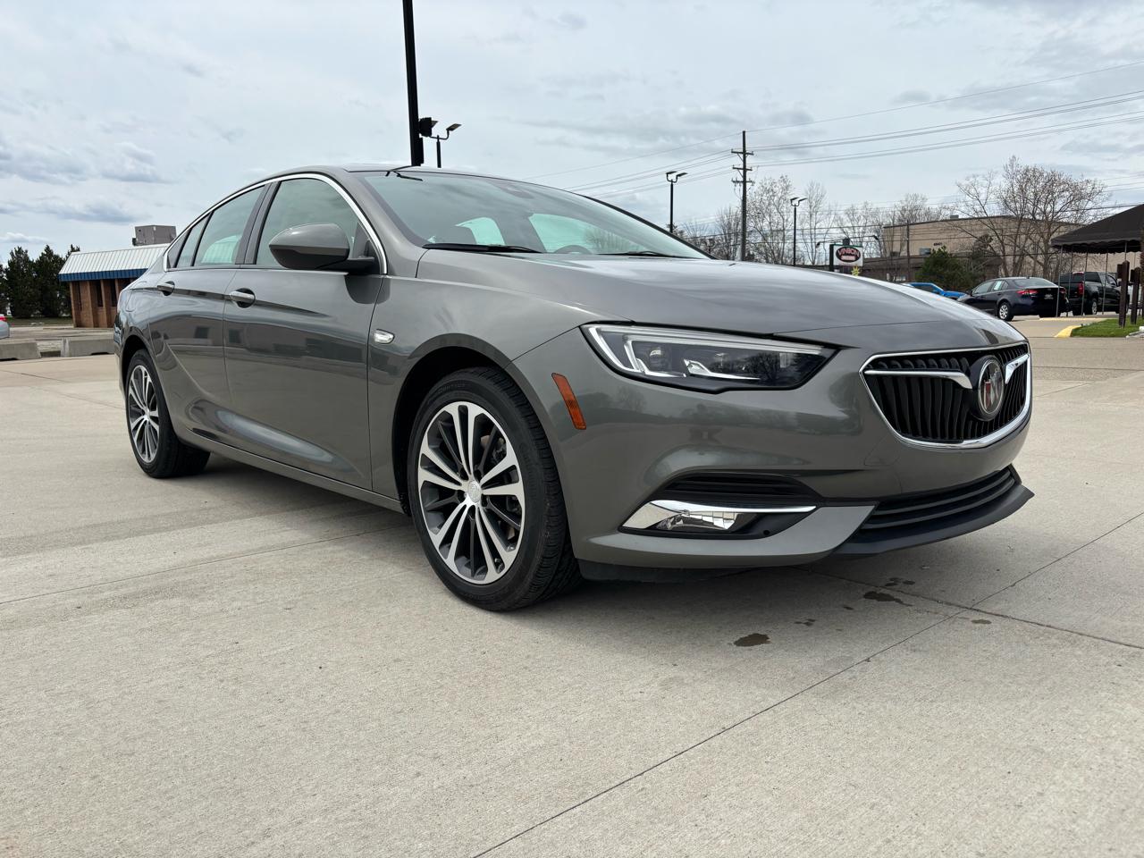 Buick Regal Sportback 4dr Sdn Essence FWD 2019