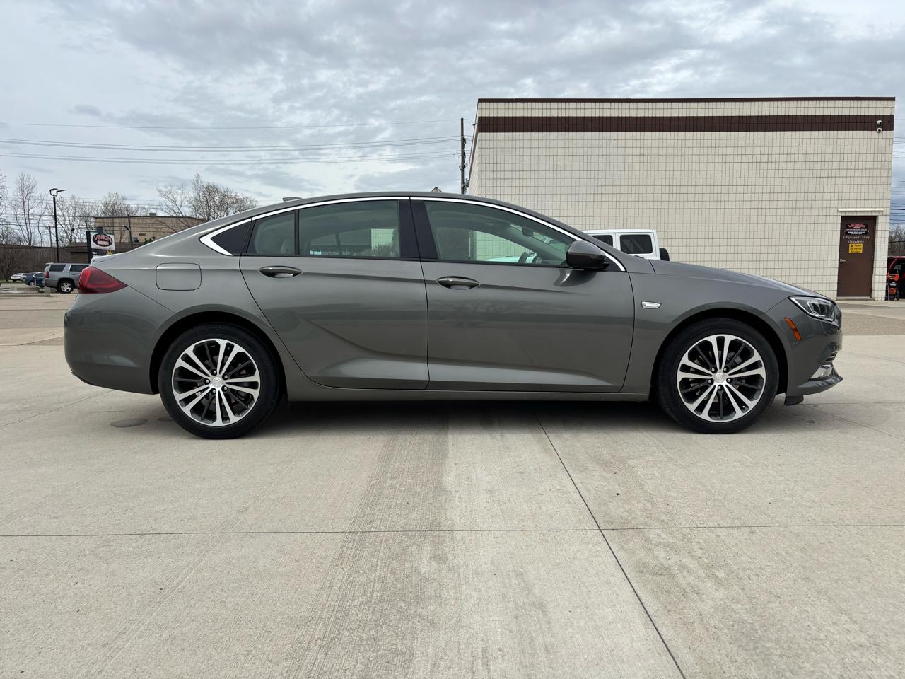 Buick Regal Sportback 4dr Sdn Essence FWD 2019