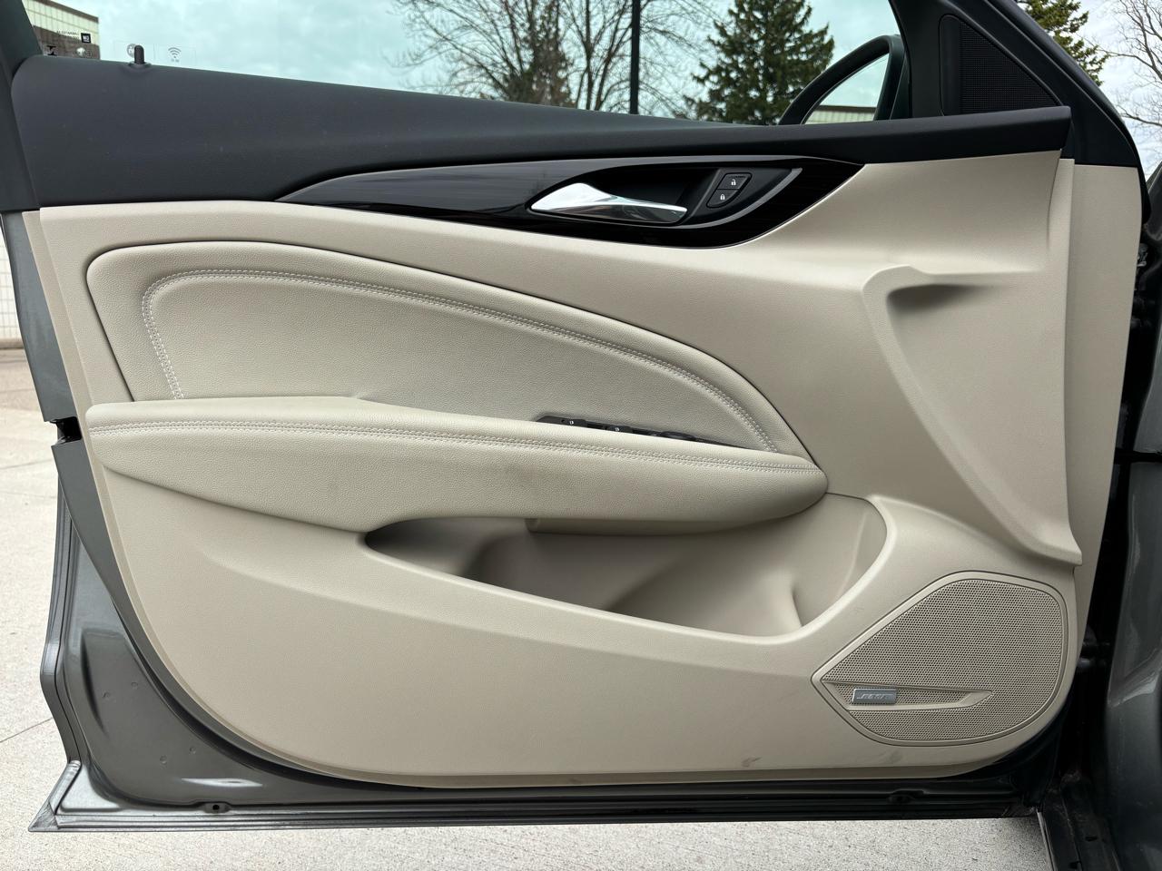 Buick Regal Sportback 4dr Sdn Essence FWD 2019