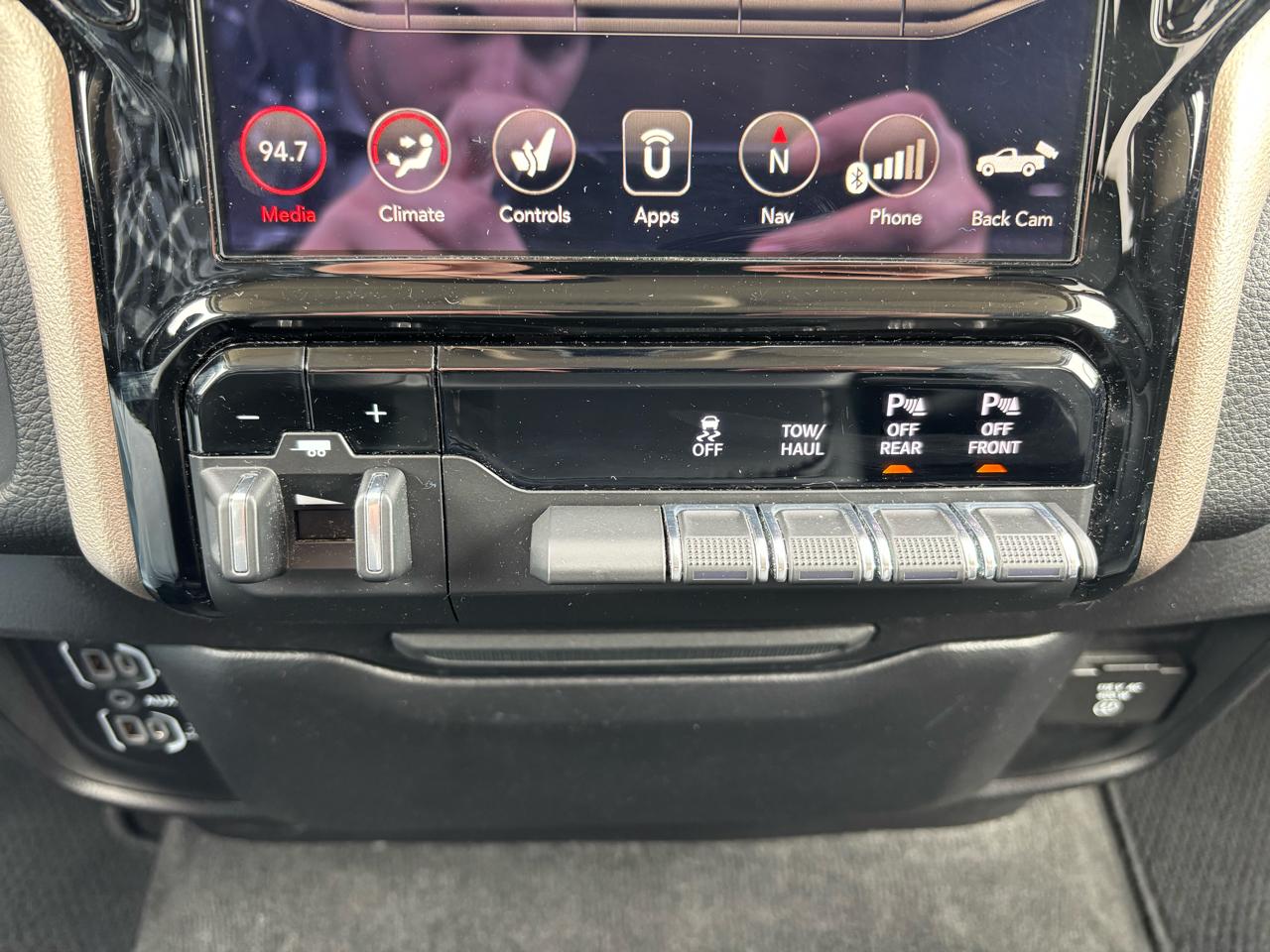 RAM 1500 Laramie 4x4 Crew Cab 5'7" Box 2019