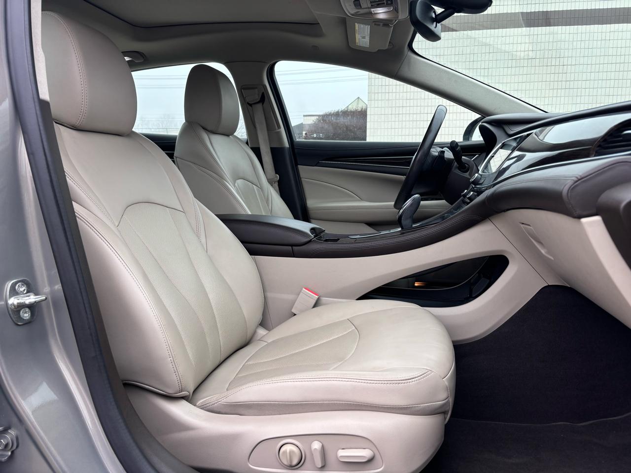 Buick LaCrosse 4dr Sdn Essence FWD 2017