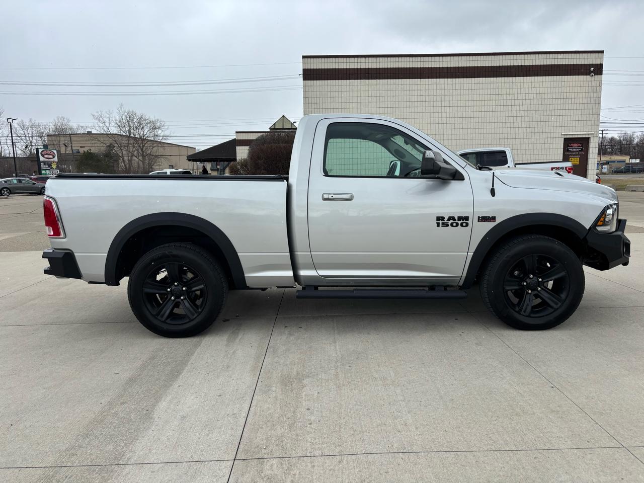 RAM 1500 Night 4x4 Regular Cab 6'4" Box 2017