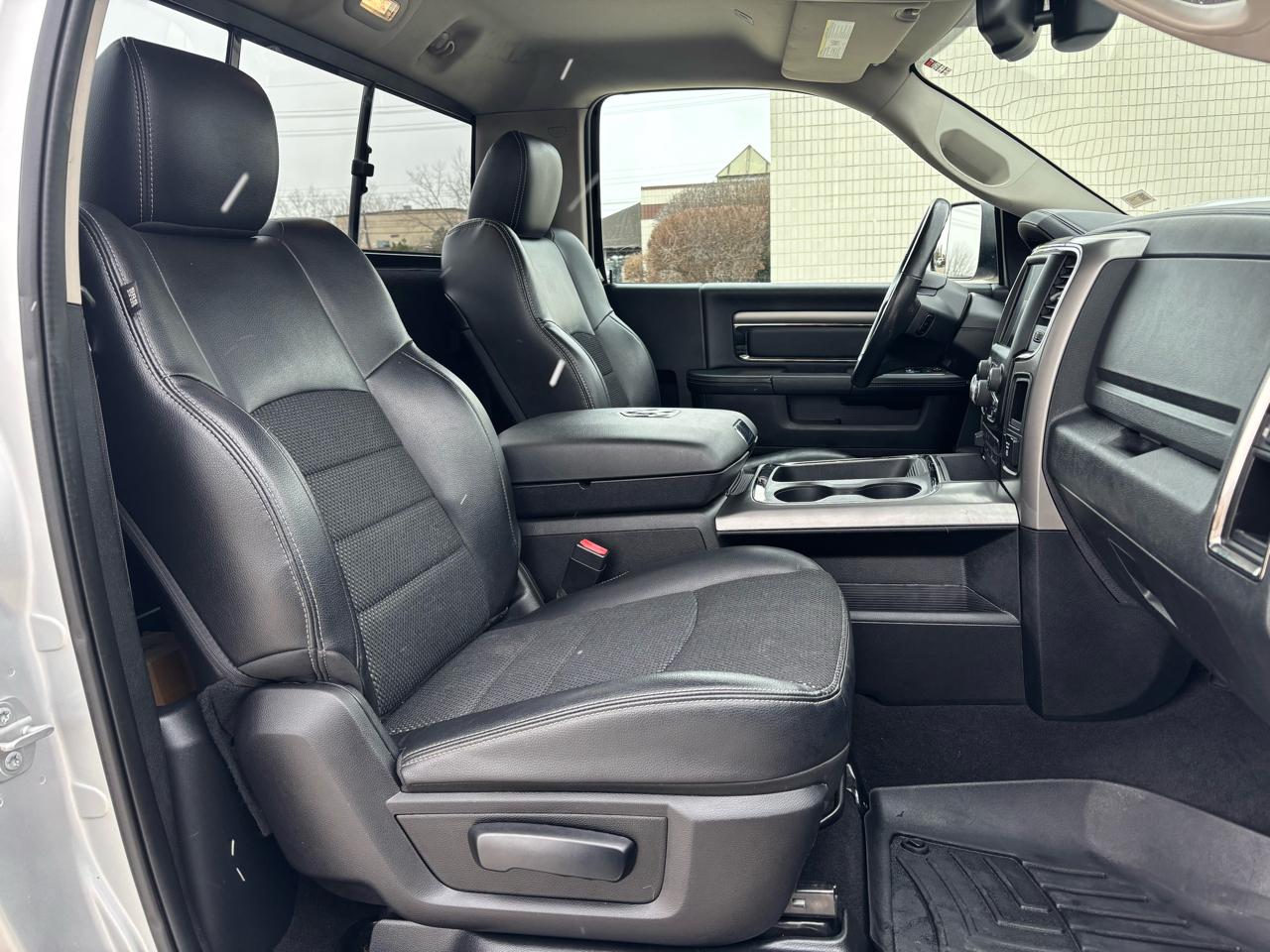 RAM 1500 Night 4x4 Regular Cab 6'4" Box 2017