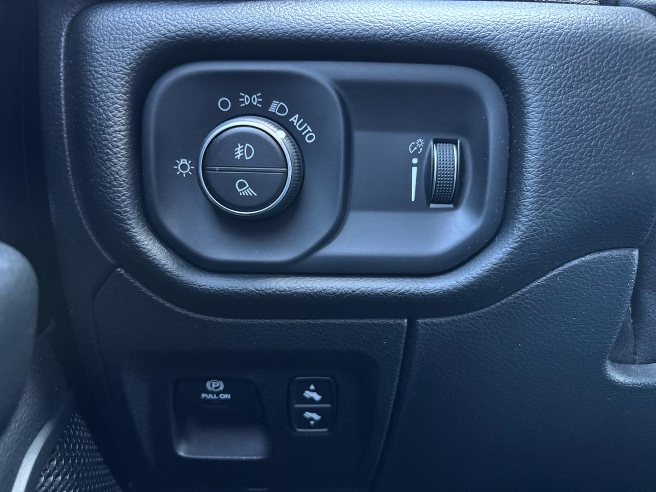 RAM 1500 Big Horn 4x4 Crew Cab 5'7" Box 2021