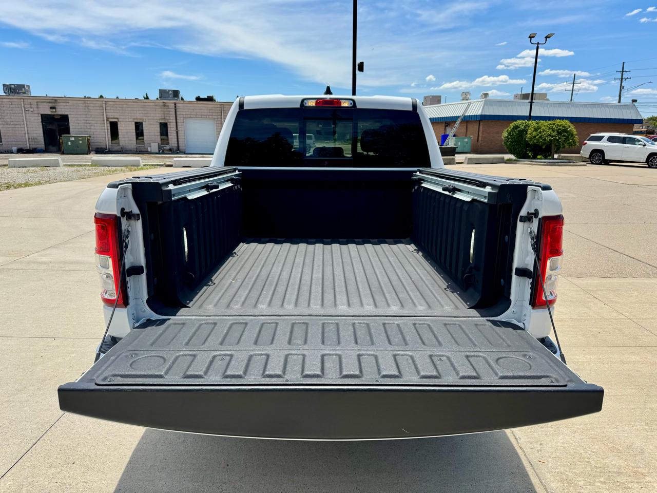 RAM 1500 Big Horn 4x4 Crew Cab 5'7" Box 2020
