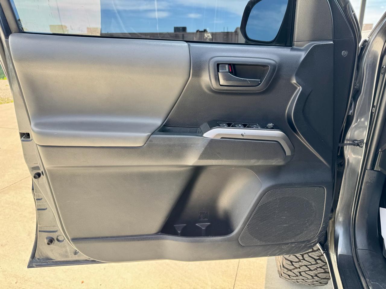 Toyota Tacoma 4WD SR5 Double Cab 5' Bed V6 AT (Natl) 2020