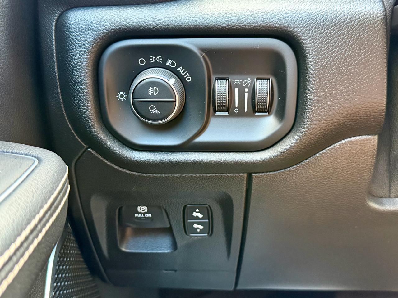 RAM 1500 Laramie 4x4 Crew Cab 5'7" Box 2020
