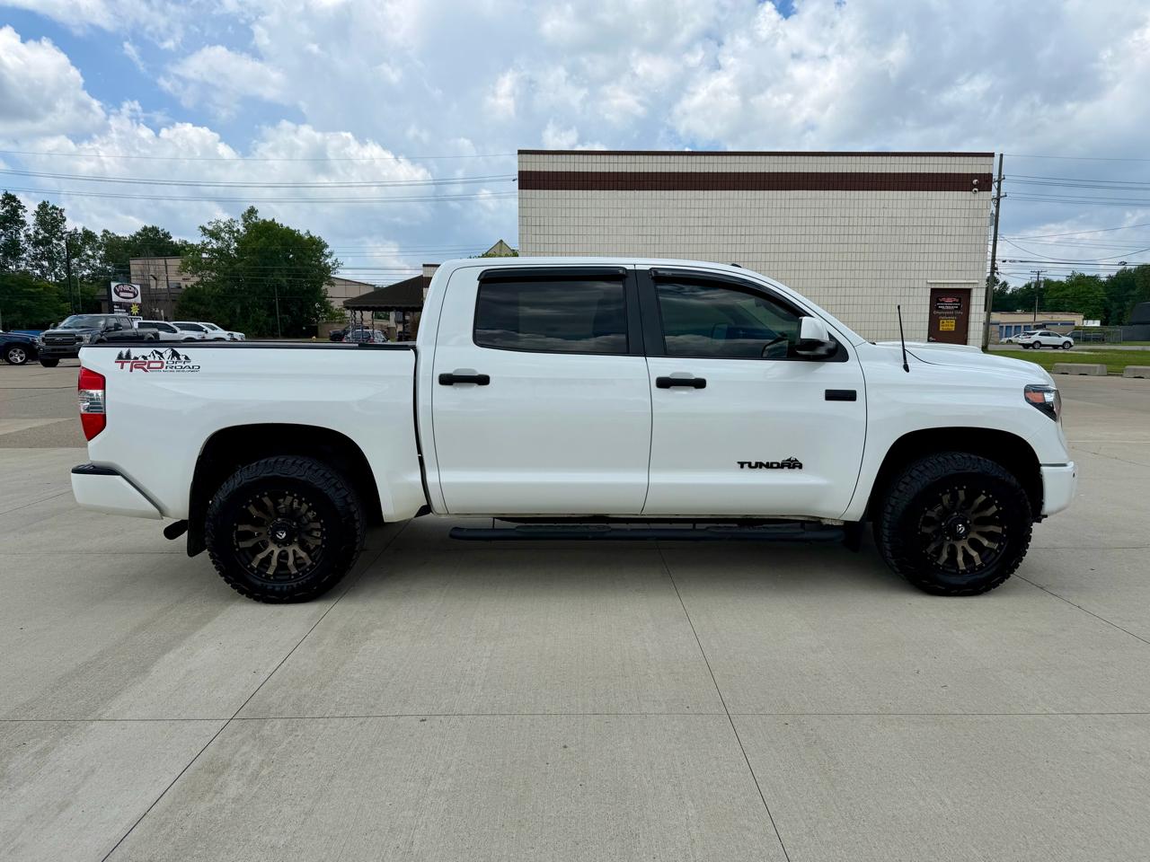 Toyota Tundra 4WD Truck CrewMax 5.7L V8 6-Spd AT SR5 (Natl) 2016