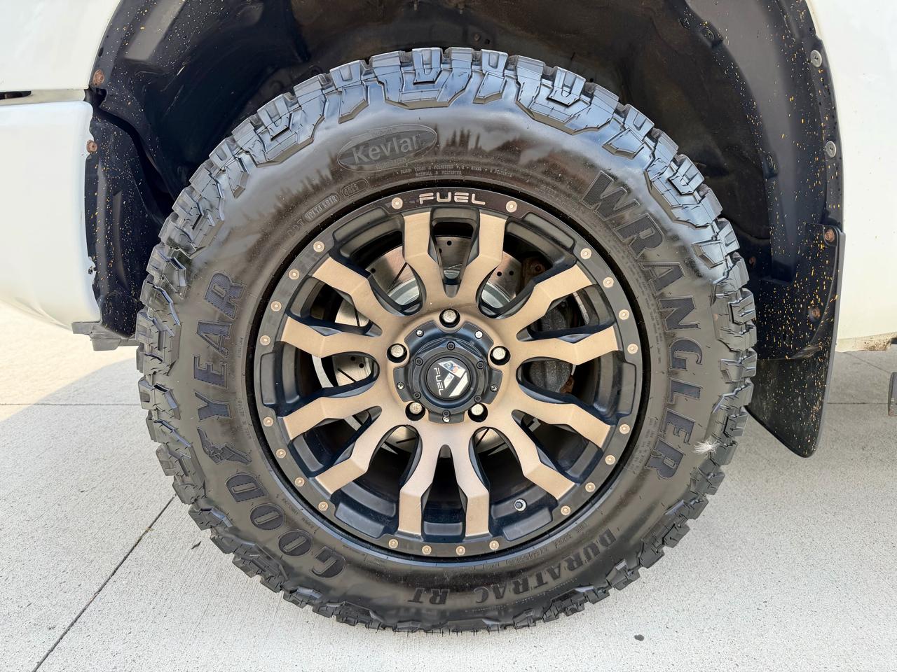 Toyota Tundra 4WD Truck CrewMax 5.7L V8 6-Spd AT SR5 (Natl) 2016
