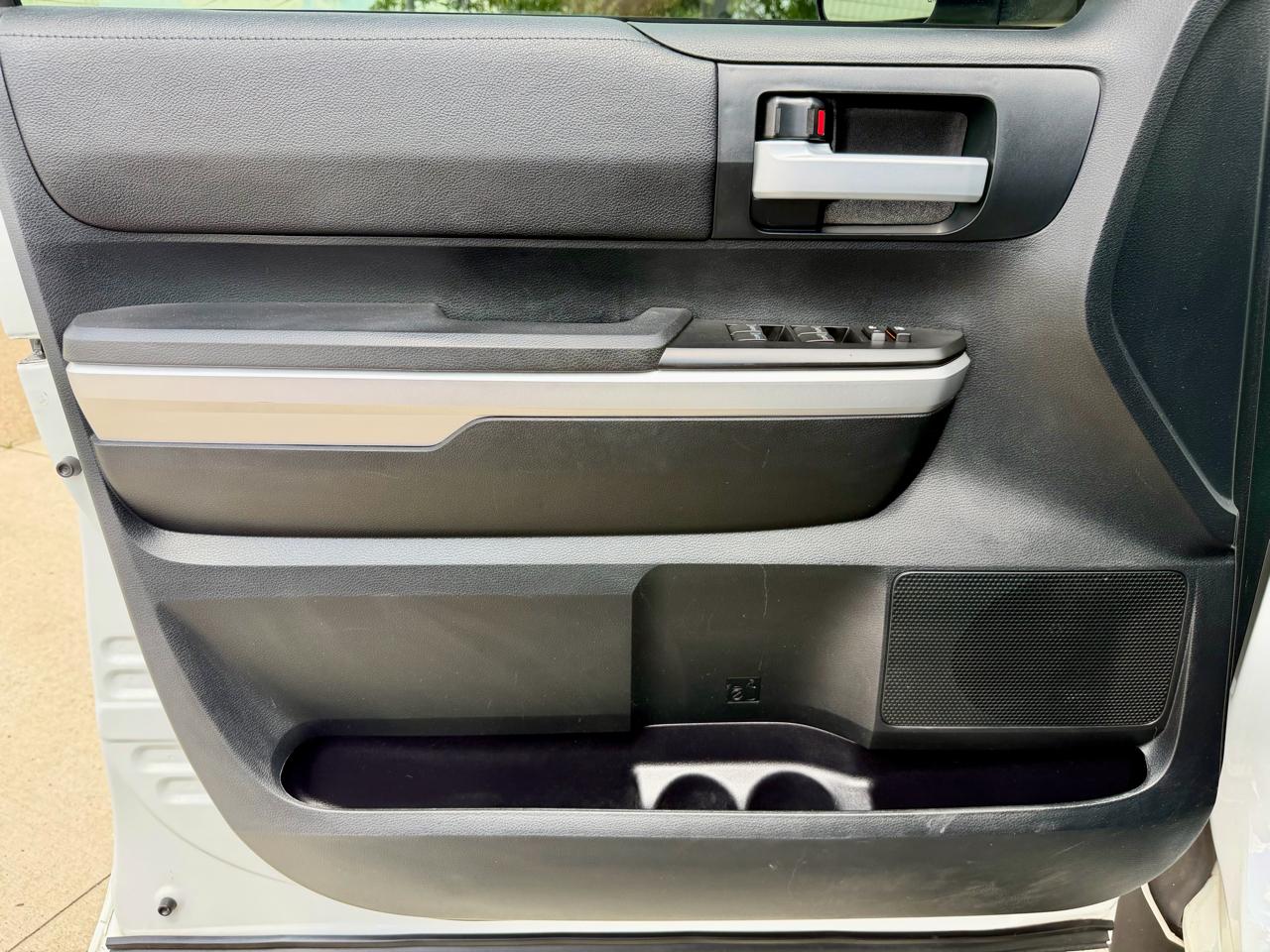Toyota Tundra 4WD Truck CrewMax 5.7L V8 6-Spd AT SR5 (Natl) 2016